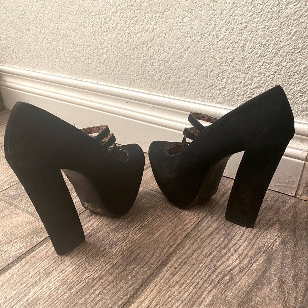 🖤Platform faux suede Mary Jane heels🖤